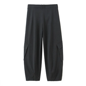Pantaloni cargo a gamba larga grigio scuro con multitasche su sfondo bianco puro