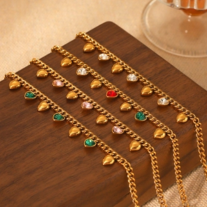 Bracelet chaîne gourmette dorée avec breloques cœur en zircon multicolore sur support bois