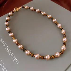 Collier en perles et œil de tigre plaqué or avec fermoir mousqueton vintage chic