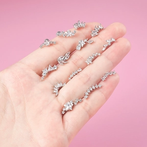 Collection détaillée de piercings d'oreilles en argent avec zircons et motifs variés