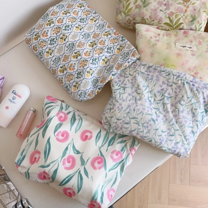 Trousses à maquillage en coton avec motifs floraux variés, roses roses et fleurs bleues