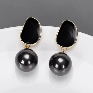 Boucles d'oreilles dorées avec clous géométriques noirs et grosses perles grises