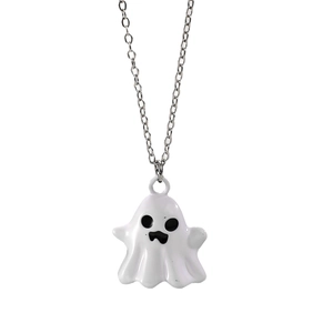 Vue détaillée d'un collier pendentif fantôme en émail blanc avec chaîne argentée pour Halloween