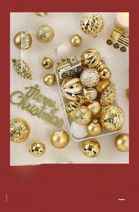 Ensemble détaillé de décorations de Noël blanc et or avec motifs de rennes et formes d'étoiles