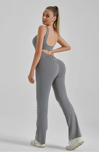Detail eines dunkelgrauen Yoga-Jumpsuits mit rückenfreiem Design und ausgestelltem Bein
