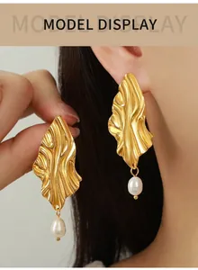 Détails des boucles d'oreilles dorées texturées irrégulières avec perles d'eau douce