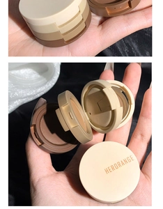 Detail of HERORANGE three-color eyeshadow palette with mirror and matte powder texture
