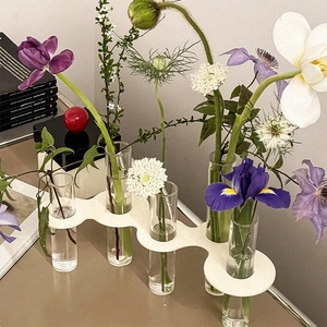 Minimalistische witte golfvaas van acryl met glazen reageerbuisjes voor bloemdecor