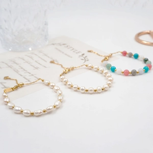 Set di bracciali eleganti regolabili con perle d'acqua dolce e pietre preziose colorate