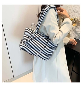 Sac fourre-tout matelassé à rayures verticales noires et blanches avec un nœud