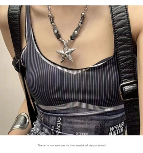 Gros plan du collier punk Y2K avec pendentif étoile en métal vintage sur mannequin