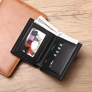 Detailansicht der ultradünnen Bifold-Geldbörse mit Kartenfächern und Geldscheinfach