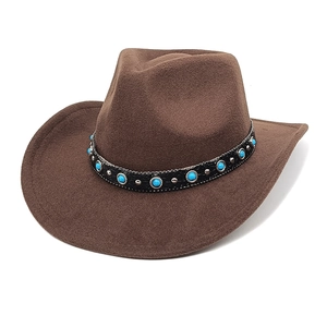 Dettaglio di cappello cowboy marrone in lana con perle turchesi e rivetti metallici