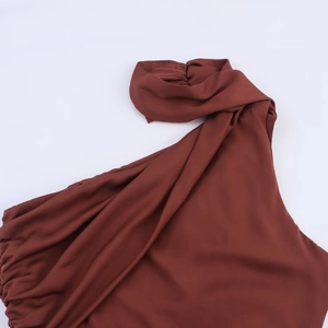 Robe midi asymétrique marron rouge foncé avec col torsadé à une épaule et tissu mat