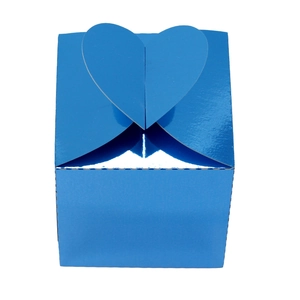 Détail d'une boîte cadeau bleue brillante avec un fermoir unique en forme de cœur 3D