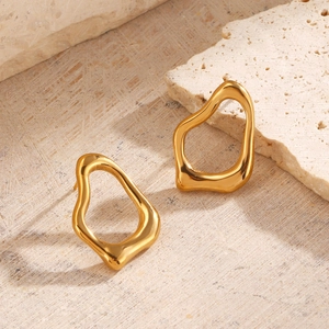 Orecchini a perno geometrici irregolari placcati oro 18K su base di pietra beige