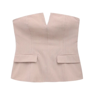 Dettaglio del top a fascia rosa gessato con scollo a V e alette delle tasche decorative