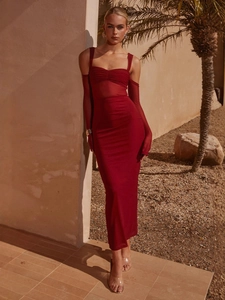 Robe maxi moulante rouge foncé avec patchwork en mesh, épaules dénudées et buste plissé
