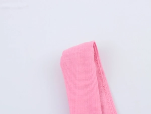Primo piano del cinturino in maglia rosa con trama a costine e cuciture rifinite