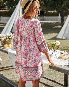 Détails du dos d'une robe bohème rose à fleurs lors d'un pique-nique en plein air sous le soleil