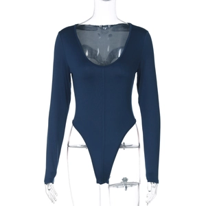 Vue détaillée du body bleu marine à manches longues avec décolleté en U profond