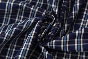 Makroansicht des blauen Karostoffs mit weicher Textur und hochwertigem Webdetail