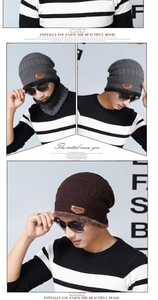 Detail van warme gebreide wintermuts en nekwarmer met dikke voering van imitatiebont