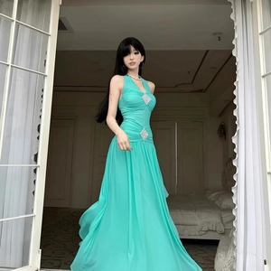 Elegantes blaugrünes rückenfreies Neckholder-Maxikleid mit funkelnden Diamant-Verzierungen