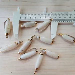 Makroaufnahme der vergoldeten Muschelanhänger mit Größenmessung von 30mm für DIY-Schmuck