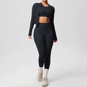 Dreiteiliges schwarzes Yoga-Set mit Details der High-Waist-Leggings mit Seitentasche und Jacke