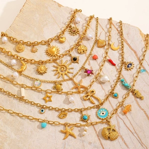 Collana multistrato in acciaio inossidabile dorato con ciondoli sole e luna