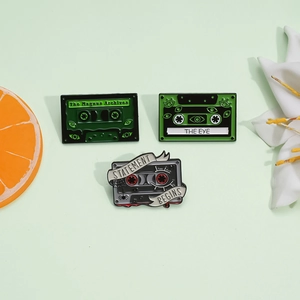 Broches en émail vert motif cassette The Magnus Archives avec motifs d'yeux et de toile