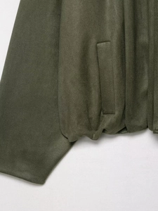 Detail der olivgrünen Wildlederjacke mit Fokus auf Tasche und weiche Materialstruktur