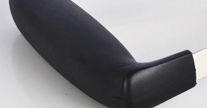 Poignée ergonomique noire antidérapante d'un presse-purée en inox pour une prise ferme