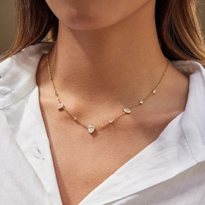 Collier élégant en acier titane plaqué or 18 carats avec zircons sur un mannequin femme