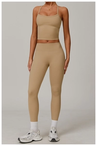 Détail de l'ensemble de sport kaki montrant le tissu brossé et le débardeur dos nageur