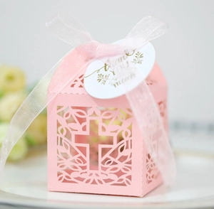 Roze holle bedankdoos met kruisontwerp, wit lint en Thank You-label voor een bruiloft