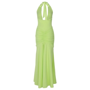 Détail de la robe licou vert fluo avec dos nu et texture froncée sur le côté