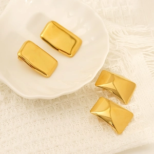 Boucles d'oreilles carrées minimalistes en acier inoxydable doré sur fond de dentelle