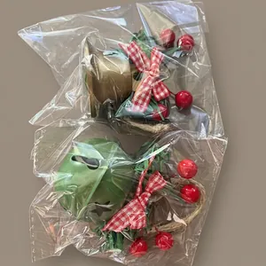Détail de cloches de Noël vintage avec aiguilles de pin, baies et cordes en chanvre