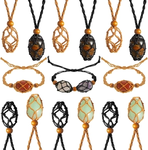 Detail von handgefertigten geflochtenen Netzarmbändern mit Tigerauge und Amethyst