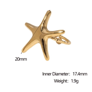 Macro shot of golden starfish ring with 20mm span and 17.4mm inner diameter specifications