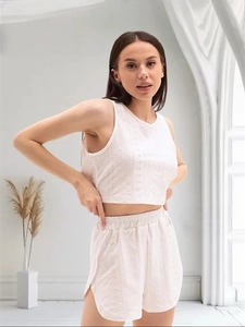 Détail de la broderie anglaise blanche sur l'ensemble pyjama pour femme et short fendu