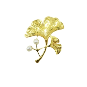 Elegant 18k gold plated ginkgo leaf brooch featuring dual pearls and bionic textures