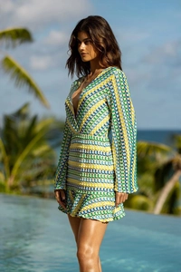 Dettaglio della maglia all'uncinetto a onde multicolore sul vestito lungo da spiaggia