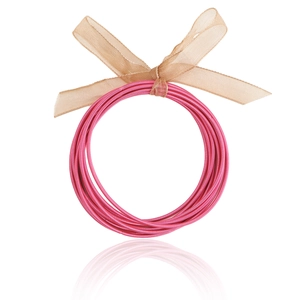 Dettaglio di braccialetti glitter rosa con un elegante fiocco in nastro color champagne