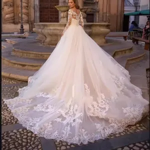 Robe de mariée élégante en dentelle à manches longues avec une longue traîne cathédrale