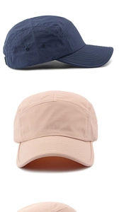 Dettaglio di cappellini 5 panel blu e rosa con trama ripstop e cuciture curate