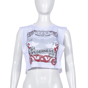 Dettaglio della stampa rock con aquila su crop top bianco senza maniche con cut-out