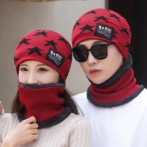 Conjunto de gorro de punto de invierno rojo y bufanda con estampado de estrellas